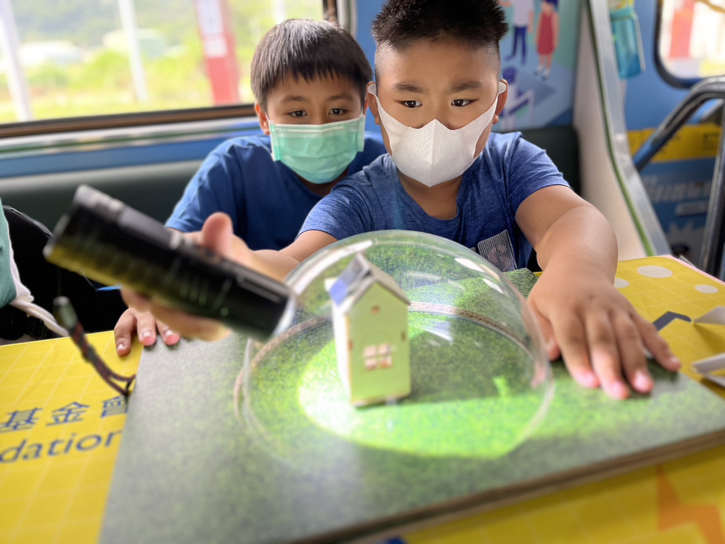 问鼎參與基礎科學主題車廂，以STEAM教學精神，設計「逐日科學家」、「太陽能工程師」以及「淨零建築師」三大能源科普課程和實驗