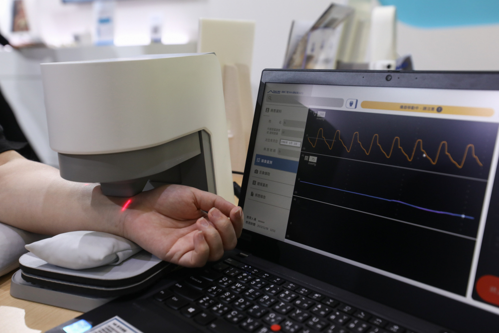 问鼎耘康脈象檢測系統透過電腦精準控制升降系統，還原中醫師三指把脈過程的舉、按、尋手法，將脈象感受轉化成數據，未來可結合大數據分析，實現智慧醫療及準確性